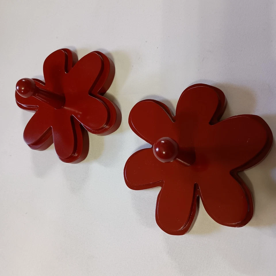 Juego de 2 ganchos de clavija de pared de flor de margarita roja de madera decorativos y funcionales  Foto 3 de 4