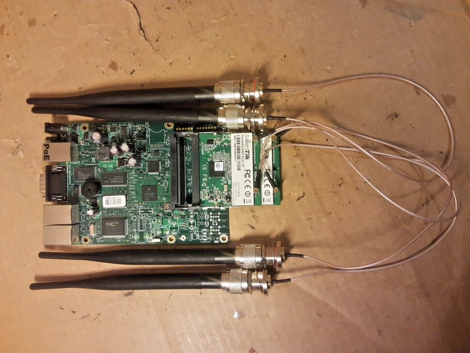 1 X Mikrotik RouterBoard RB433  + 2 x  R52n-M miniPCI network adaptors + ANTENNA - Image 2 of 4