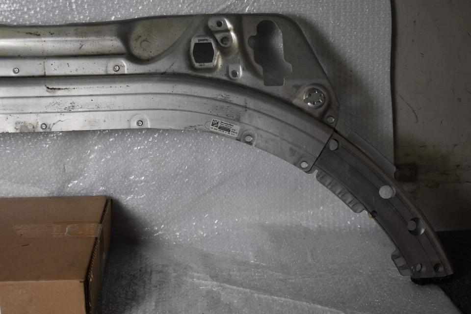 SOPORTE RADIADOR MERCEDES BENZ C300 2015-2017 OEM A205 622 15 00 Foto 4 de 4