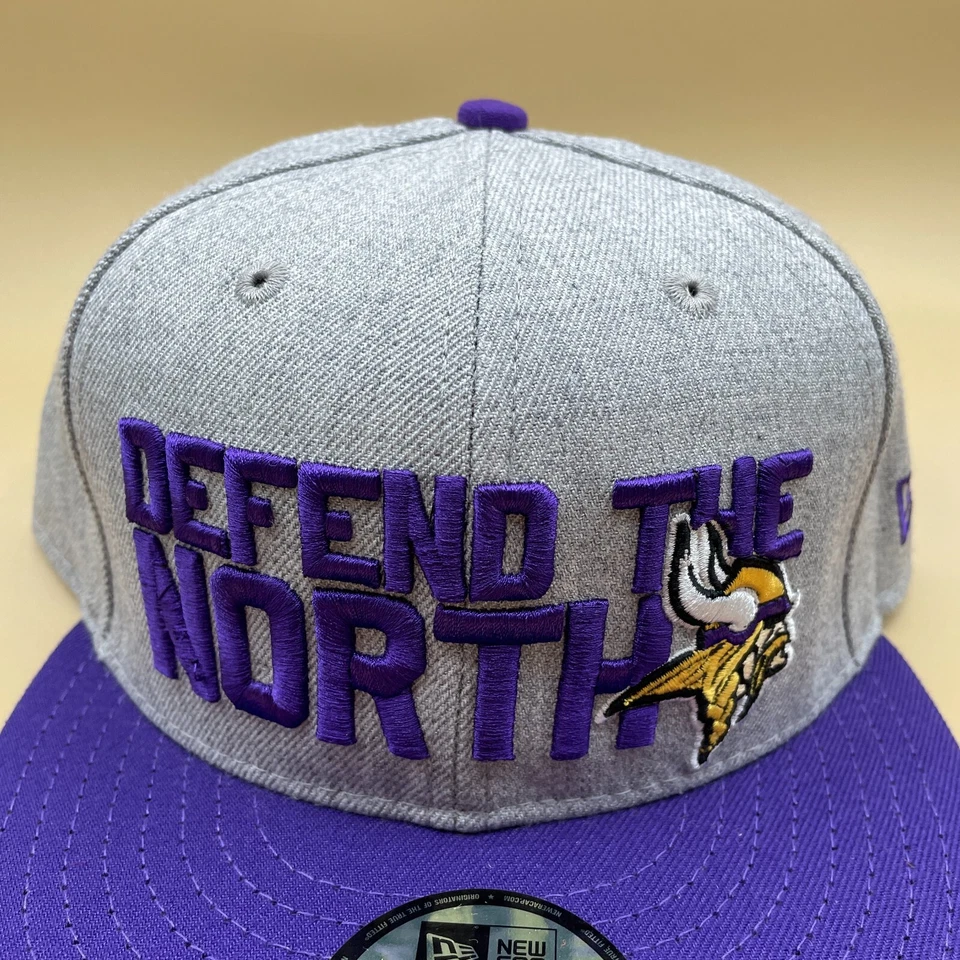 NUEVO Sombrero Minnesota Vikings 7 1/8 Gris Púrpura Defender el Norte Gorra NFL Ajustada Hombres Foto 2 de 4