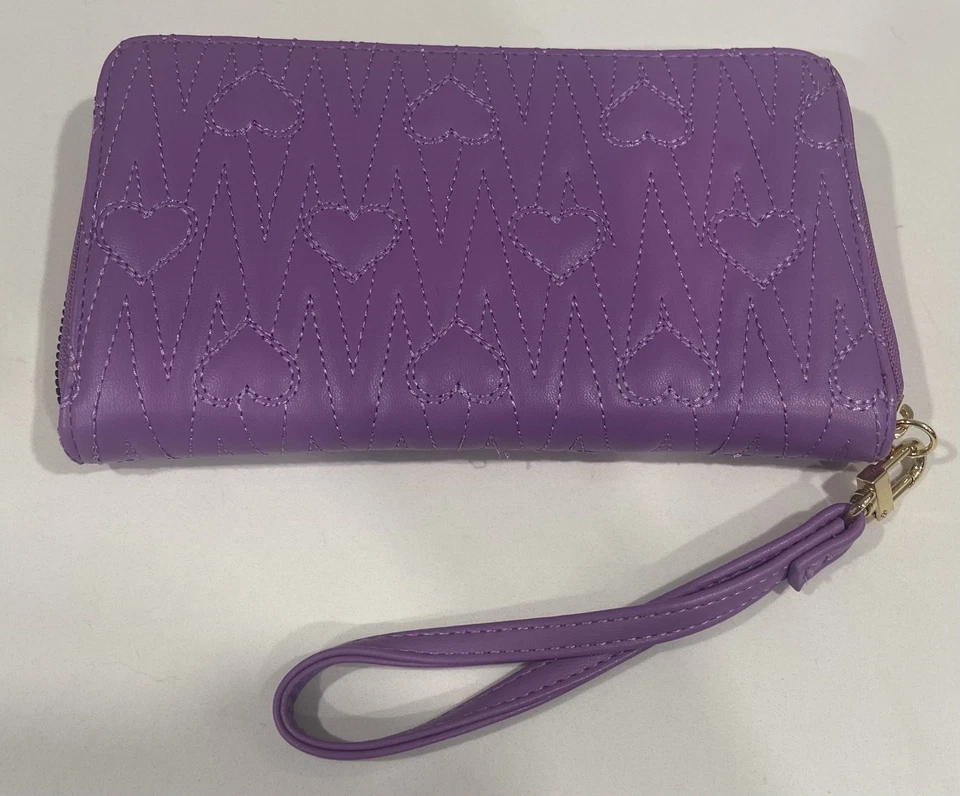 Cartera pulsera acolchada púrpura Betsey Johnson corazones morados cremallera alrededor Foto 3 de 4