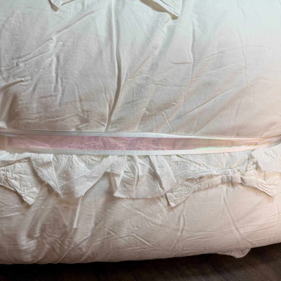 COLCHA CON LAZO CON VOLANTES DE LUJO LOVESHACK GRANERO DE CERÁMICA, KING/CAL KING ~ MARFIL Foto 4 de 4