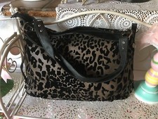 Damentasche Kunstleder braun schwarz beflockt Reisverschluss Leopardenmotiv