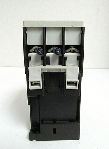 SIEMENS 3RT1025-1B CONTACTOR 35A,600VAC - Picture 2 of 5