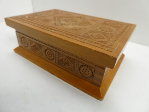 VINTAGE CHIP CARVED PINE WOODEN TIMBER JEWELLERY TRINKET CHEST CONTINENTAL BOX - Picture 3 of 8