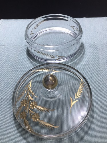 Plato de caramelo de vidrio transparente de colección con cubierta grabado diseño floral adorno dorado - Imagen 2 de 10