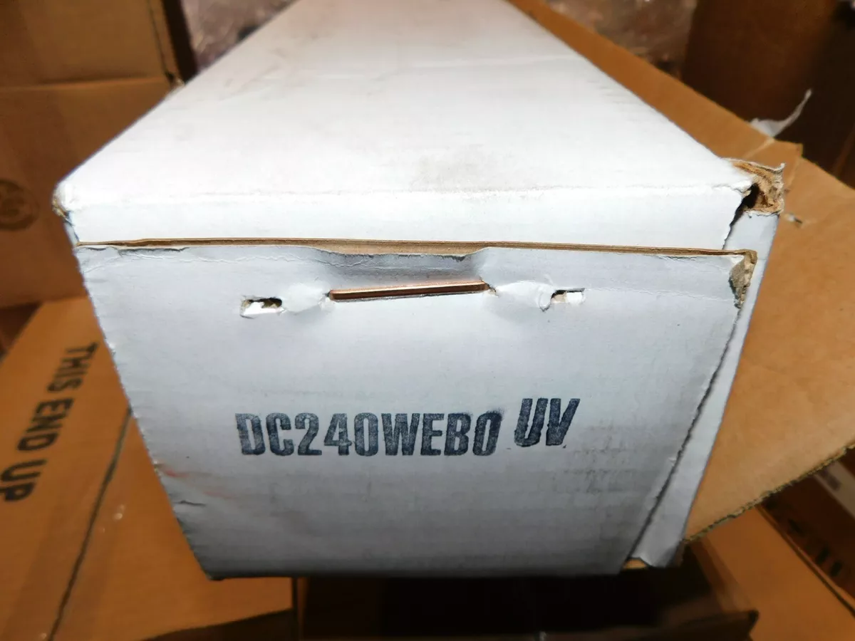 NEW Wall Ceiling Fluorescent Light Fixture 4 Foot w Diamond Lens