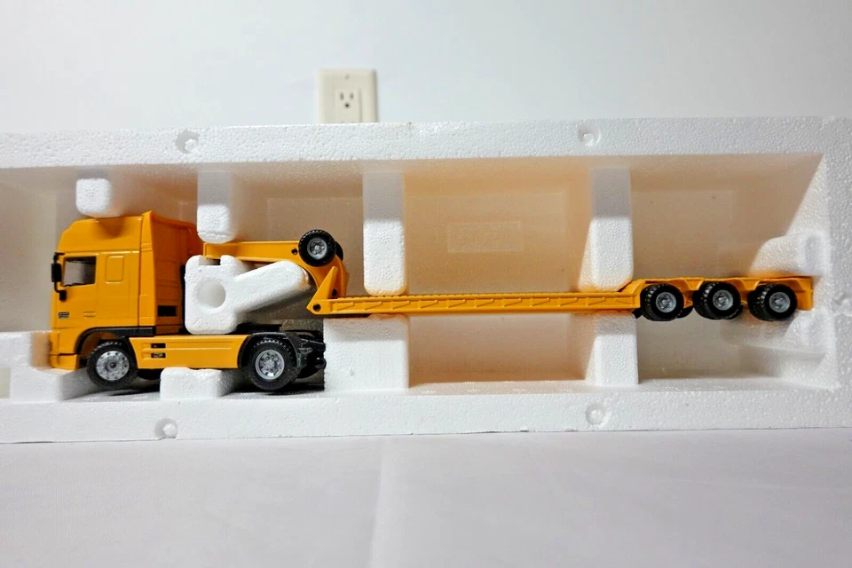 JOAL 343 Compact DAF 95 XF Truck High Cab with Lowbed Trailer 1:50 Scale - Image 2 of 4