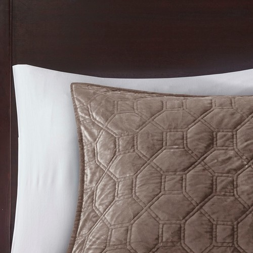 Gracie Mills Gayle 3-Piece Casual Geometric Velvet Quilt Set - Picture 17 of 49