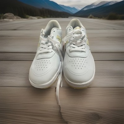 NIB New Balance Women s Sz 11 Is women s Femmes  Shoes - Optic White/beige