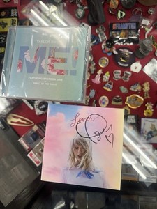 Taylor Swift Lover & ME! 直筆サイン入り　CD TAYLOR SWIFT SIGNED LOVER CD COVER FRAMED SINGER ME! RED