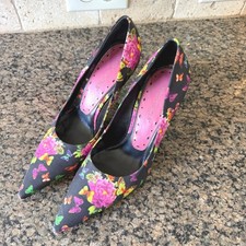 Zapatos de tacón de aguja BCBGirls florales con punta de mariposa negro rosa talla 5B 35