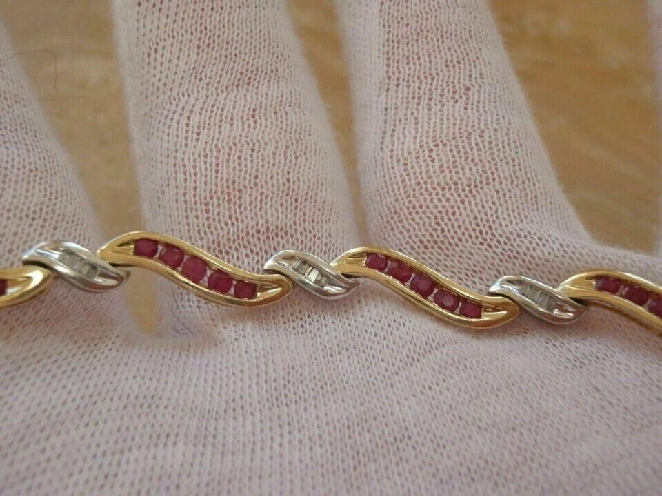 Brazalete Tenis 7.0Ct Corte Redondo Simulado Rubí y Diamante Acabado Oro 14K Dos Tonos Foto 3 de 4