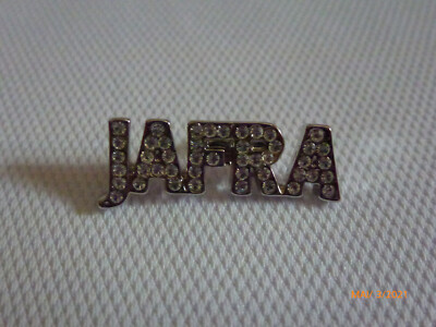 Brosche Anstecknadel Pin Silber mit transparenten Steinen JAFRA Schriftzug
