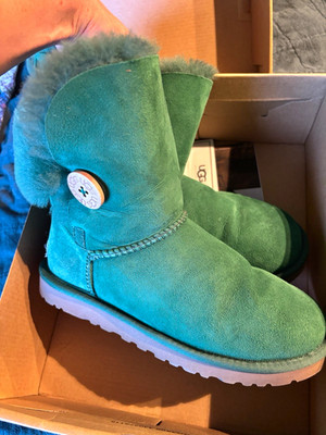 UGG Australia W Bailey Button Suede Sheepskin Lined Green Boots US 6 MPN 5803