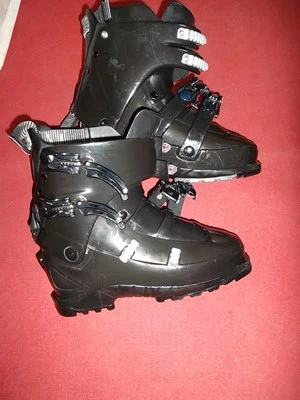 Lowa Struktura 9 (28) ohne Innenschuhe kleiner defekt - Bild 1 von 2