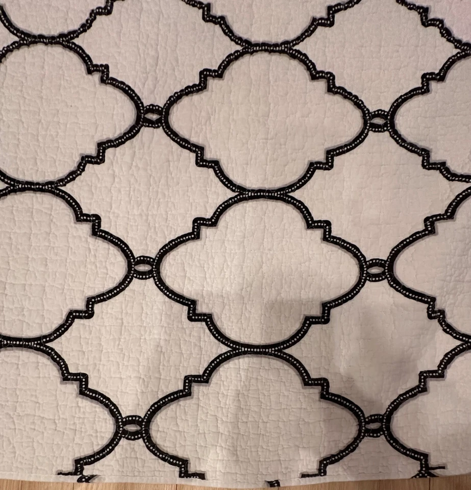 Colin + Justin King Cubrefoil Patrón 88 x 95 Blanco y Negro Foto 3 de 4