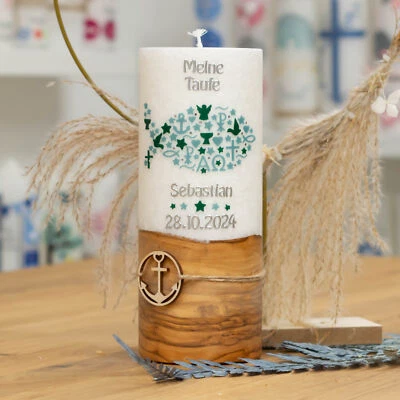 meinkerzenshop® Taufkerze SEBASTIAN wachsverziert mit echtem Holz + Holzanhänger