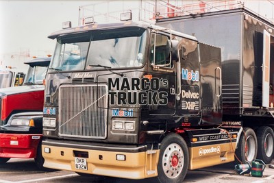 LKW Foto WhiteGMC Kofferauflieger UK schwarz Mobil Delvac XHP WEST COAST #e4qn