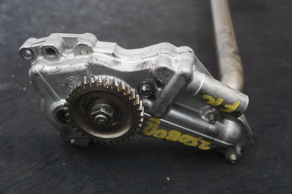 6.6l V8 Engine Oil Pump Assembly OEM 12644591 Chevrolet Silverado 3500 2011-2016 - Image 3 of 4