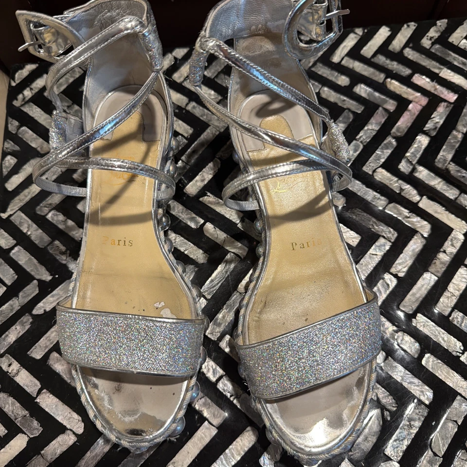 Sandalias de cuña Christian Louboutin de cuero metálico y rafia talla EU 37 de JP Foto 2 de 4