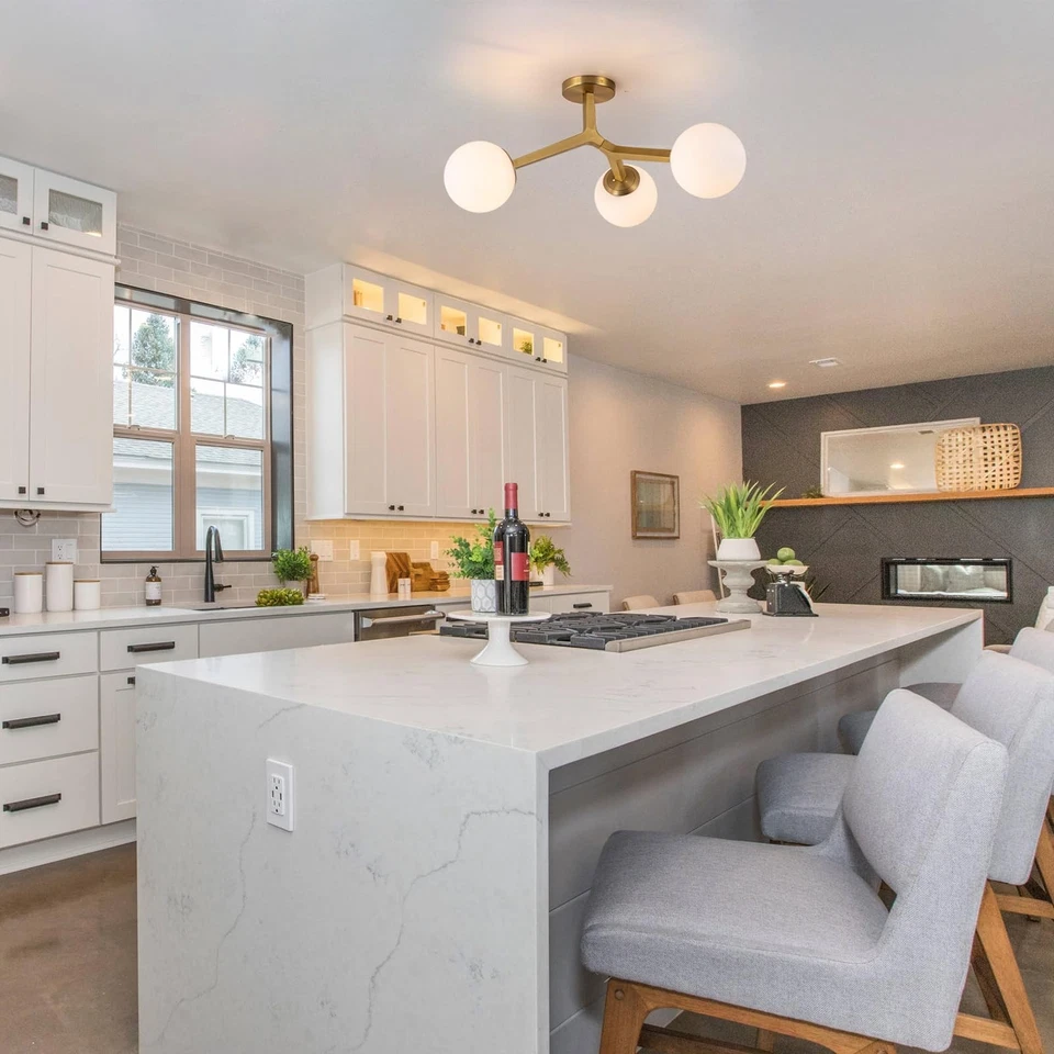 Lámpara de techo de latón dorado semi empotrada, luz moderna de mediados de siglo F... Foto 4 de 4