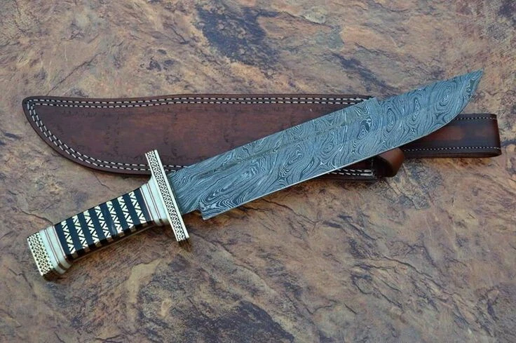 CUCHILLO BOWIE DE CAZA DE ACERO DAMASCO HECHO A MANO PERSONALIZADO MANGO DE VIAJE Y LATÓN Foto 2 de 3
