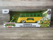 Jada Toys 1:24 Scale 1962 Volkswagen & Leonardo TMNT Figure Teenage Mutant Ninja