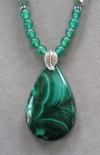 Lovely Small Green Malachite Teardrop Pendant Necklace with agate Beads - Picture 6 of 6