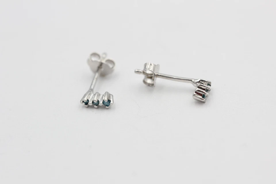 Eleganti Orecchini In Argento 925 Con Diamante Blu Di 0,05 Carati I2 - I3 - Immagine 3 di 4