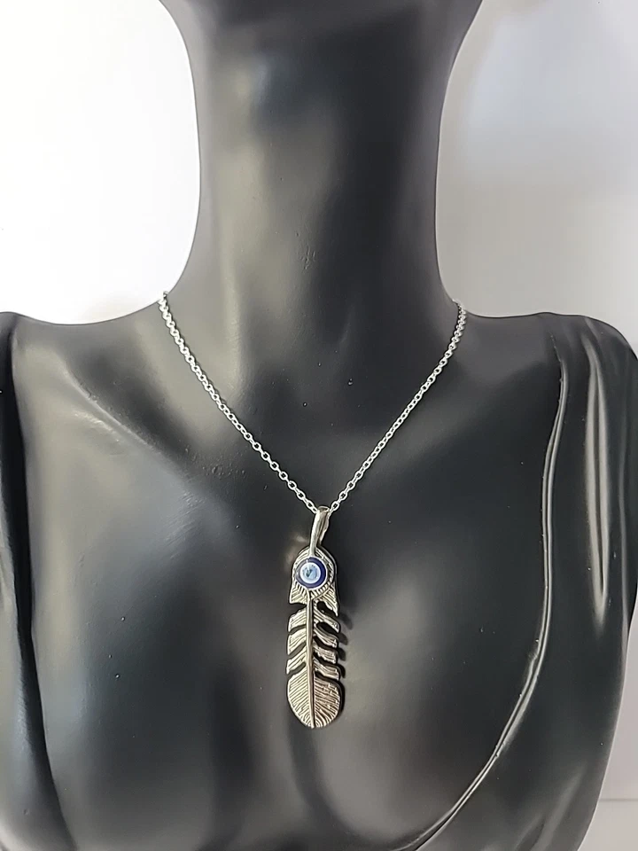 Pingente de colar vintage tom prata pena pedra azul fantasia joia - Imagem 4 de 4