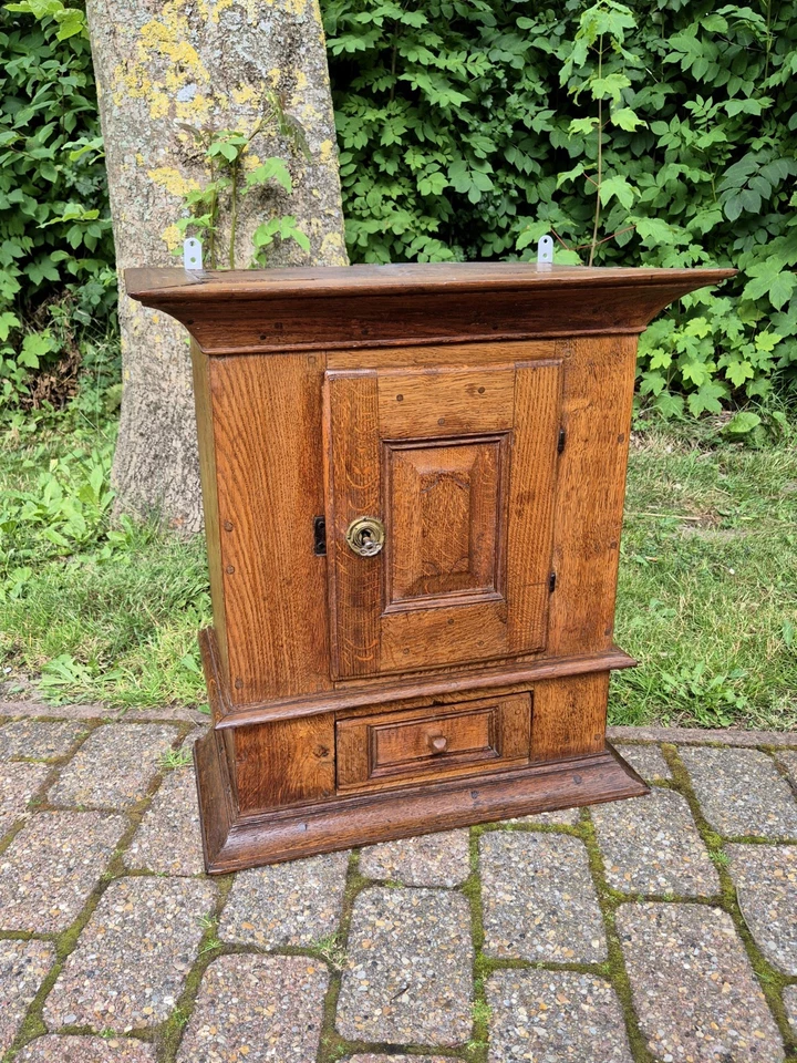 sehr alter massiver Hängeschrank Wandschrank - antiker Holzschrank aus Eiche - Bild 2 von 4