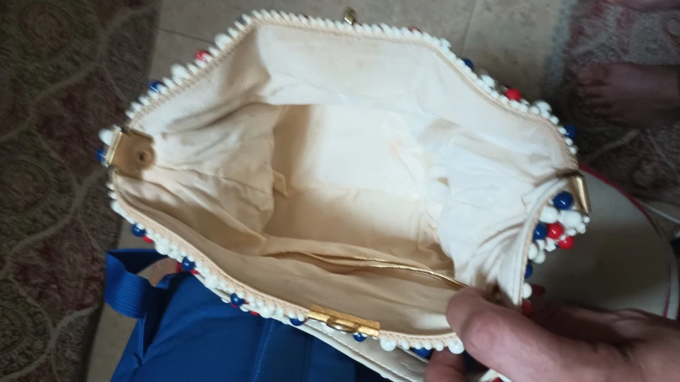 De colección. Bolso de Mano Lumurado Crochet Rojo, Blanco Azul Con Cuentas Hecho en EE. UU. Años 50 Foto 2 de 4