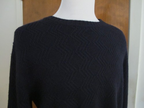 Bloomingdale's men's true navy cashmere sweater New - Picture 6 of 12