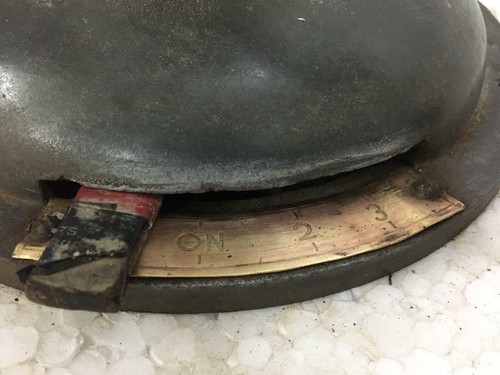 ANTICA LAMA VINTAGE RARA IN OTTONE E CORPO IN METALLO EMCO 220 VOLT VENTOLA DA TAVOLO, GIAPPONESE - Foto 9 di 12