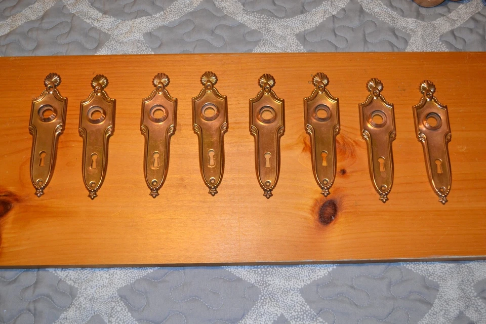 ANTIQUE VINTAGE INTRICATE PATTERN DESIGN MATCHING DOOR KNOBS, FACE PLATES  317 - Image 3 of 4