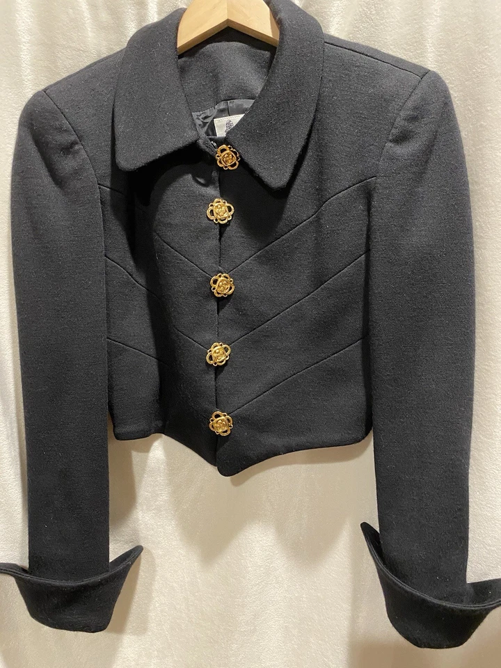 Blazer corto de diseñador de colección Gemma Kahng negro con botones dorados rosas ajustado 6 pequeño Foto 4 de 4