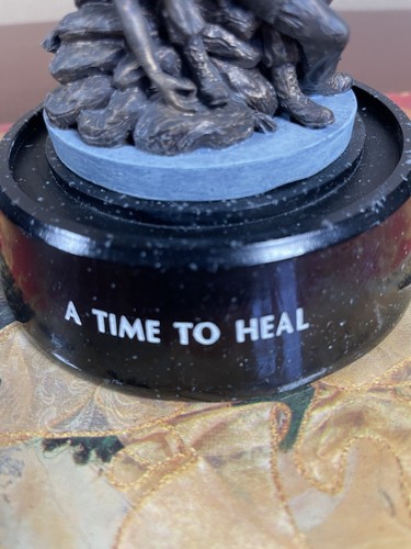 FRANKLIN MINT VIETNAMKRIEG - "A TIME TO HEAL" SKULPTUR mit GLASKUPPEL 1993 - Bild 3 von 7