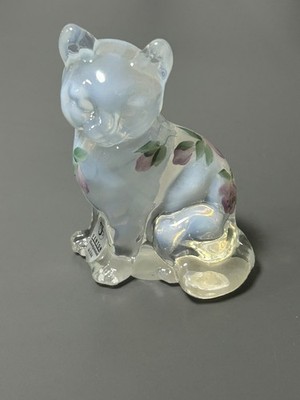 * Schöne weiße opalisierende handbemalte Blumen Fenton Glas sitzende Katze Figur