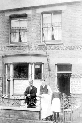 pyy-10 Shopfront, Sutton At Hone, Dartford, Kent 1910. Photo