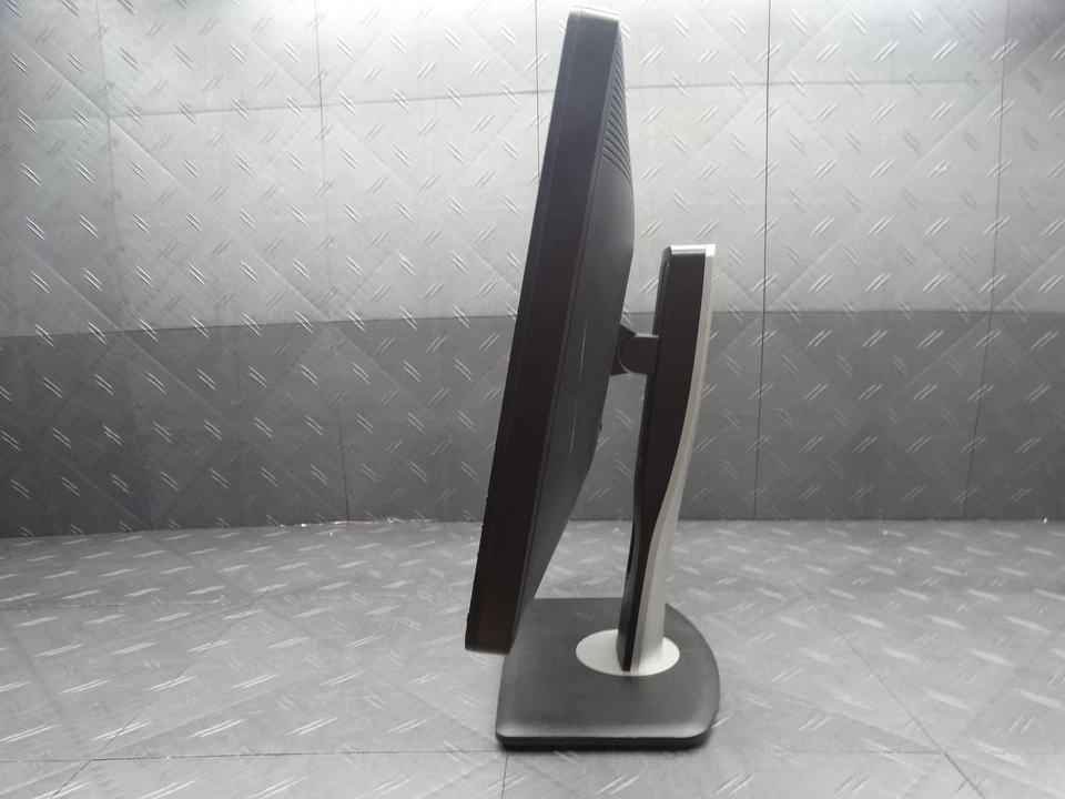 Dell 22in Widescreen LCD Monitor P2213F 1680 x 1050 + Stand + Power Cable - Image 2 of 4