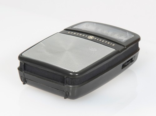 Vintage GE General Electric AM Transistor Radio Model P2700 Taiwan 1968 - Picture 13 of 17