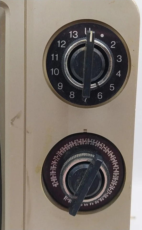 1985 Samsung 12" Portable Dial CRT B&W TV BT307MR Retro Gaming 12v Korea VHF/UHF - Image 4 of 4