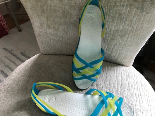 Crocs Huarache flache Sandalen mit Absatz hinten 8W türkis & limette nicht mehr produziert - Bild 4 von 7