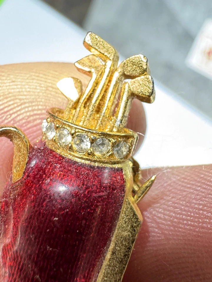 Bolsa de golf roja de colección con detalles de piedras preciosas color dorado palos bolsa esmalte broche prendedor Foto 2 de 4