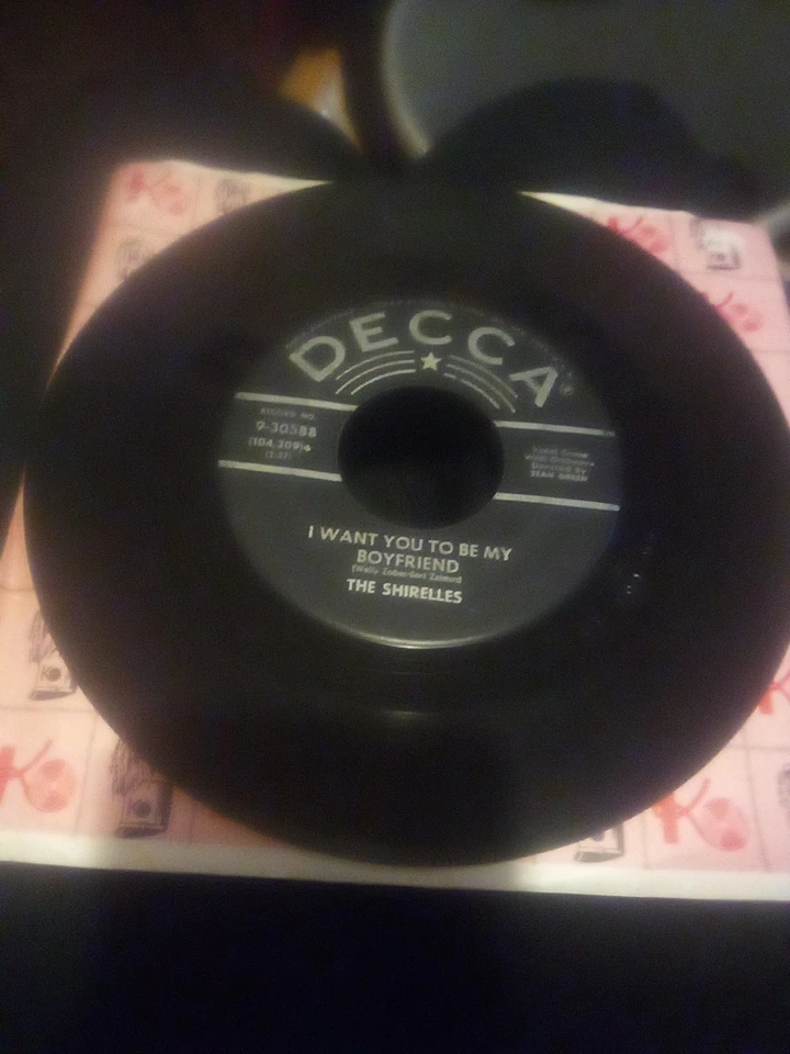 THE SHIRELLES I Met Him On A Sunday / Be My Boyfriend DECCA 9-30588 VG+ 45rpm 7" - Image 3 of 4