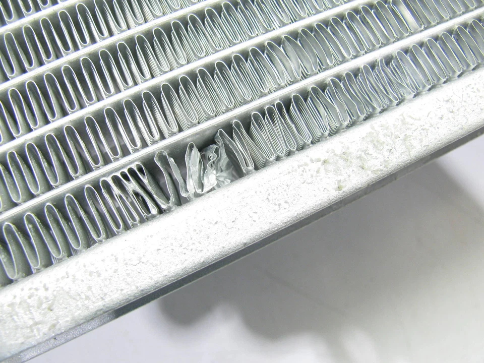 КОСМЕТИЧЕСКИЕ ПОВРЕЖДЕНИЯ РЕБЕР - радиатор Valeo 376400 для Toyota Corolla 2014-2016 годов выпуска - Изображение 4 из 4