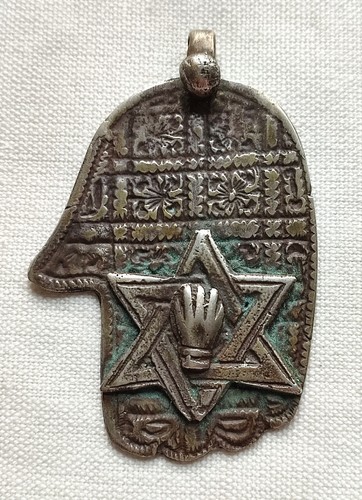 HAND DER FATIMA ANHÄNGER ANTIK TOMBAK SCHÖNE ALTERSPATINA 4,8 X 7 CM ÜBER ALLES