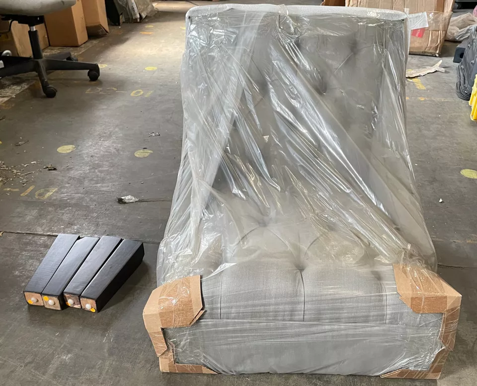 Silla con brazo acolchado Skyline Furniture en terciopelo gris claro - RECOGER EN NJ Foto 3 de 4