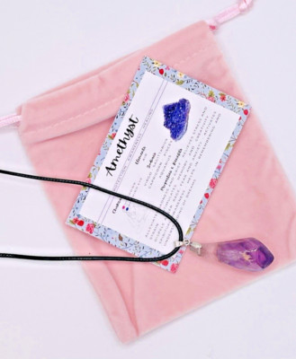 Amethyst Kristall Anhänger Heilstein Halskette + Karte + Velevt Geschenktüte